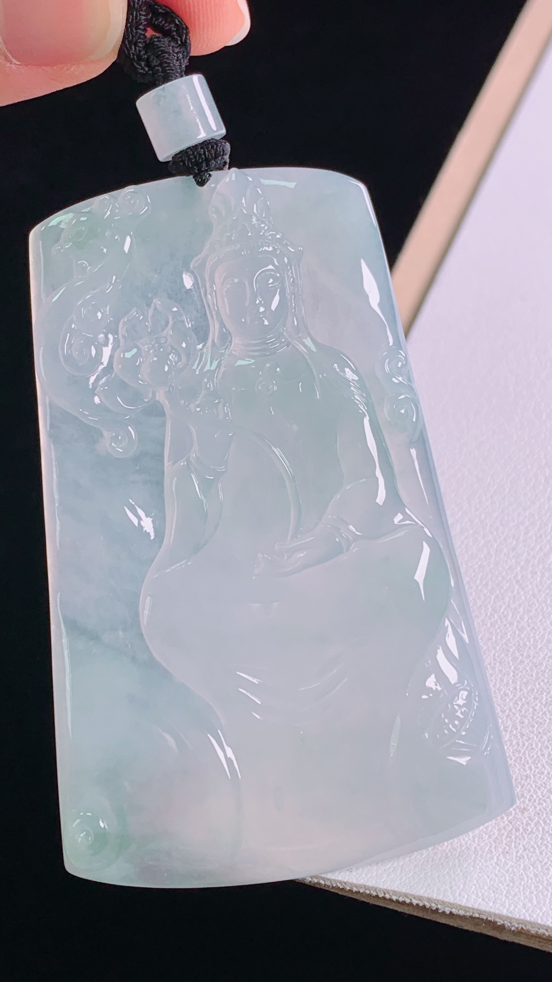冰种大势至菩萨 冰润荧光，雕工精湛，无裂 尺寸:66.9-42.6-5.5mm