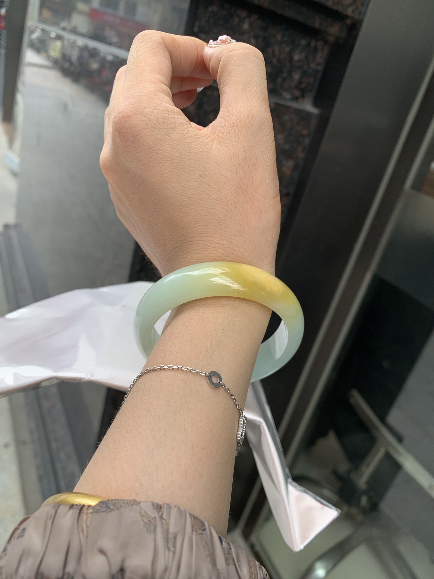 淡晴底黄翡宽版正圈 53.2-6.5-14.8 0606-SJ-117-1 打灯细纹，底妆细腻水润，淡淡的晴底搭配一大截黄翡，明亮吸睛，犹如夕阳洒在湖水上的感觉。
