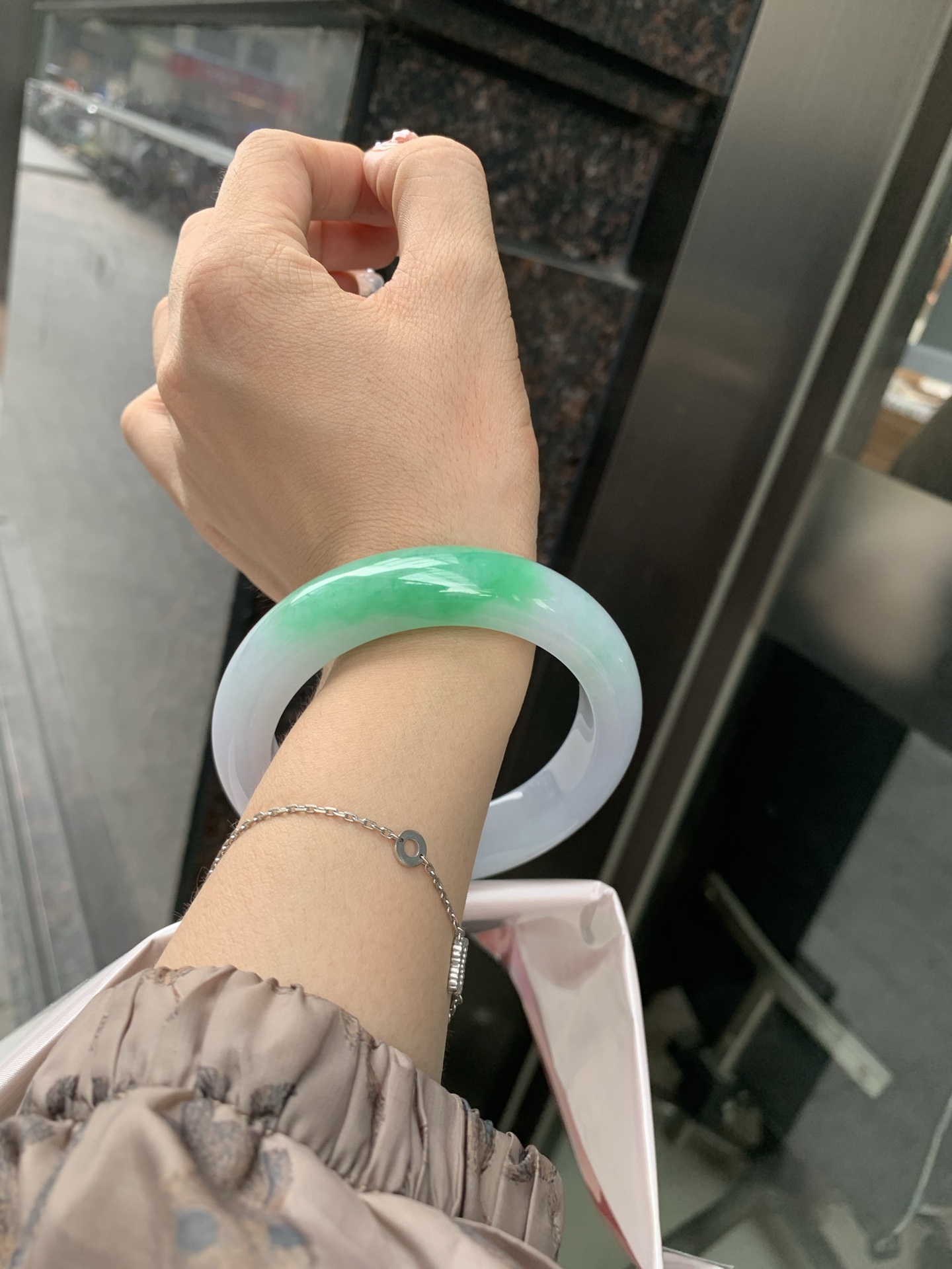 阳绿白底青正圈 59-10.3-13.7 0606-N913-1 打灯细纹，底妆冰润，一节阳绿花，点缀腕间风华，干净纯净的底色上，一抹翠色肆意流淌，宛如春日里的繁华盛景