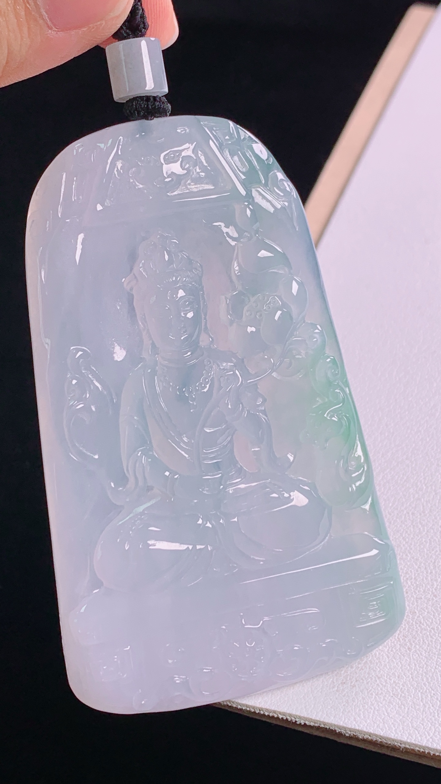 ️冰飘绿大势至菩萨 冰透起光，底子细腻，无裂 尺寸:77.7-47.2-6.6mm 3