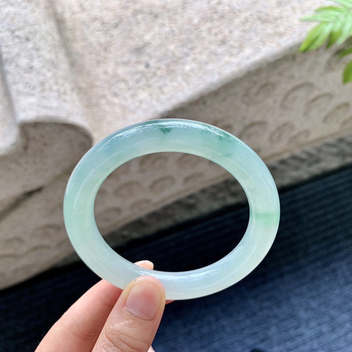 圆条55 56【圈口】56/10.6/10【编码】Q5060718【描述】冰糯晴绿飘花，水润，种老，细腻，无裂