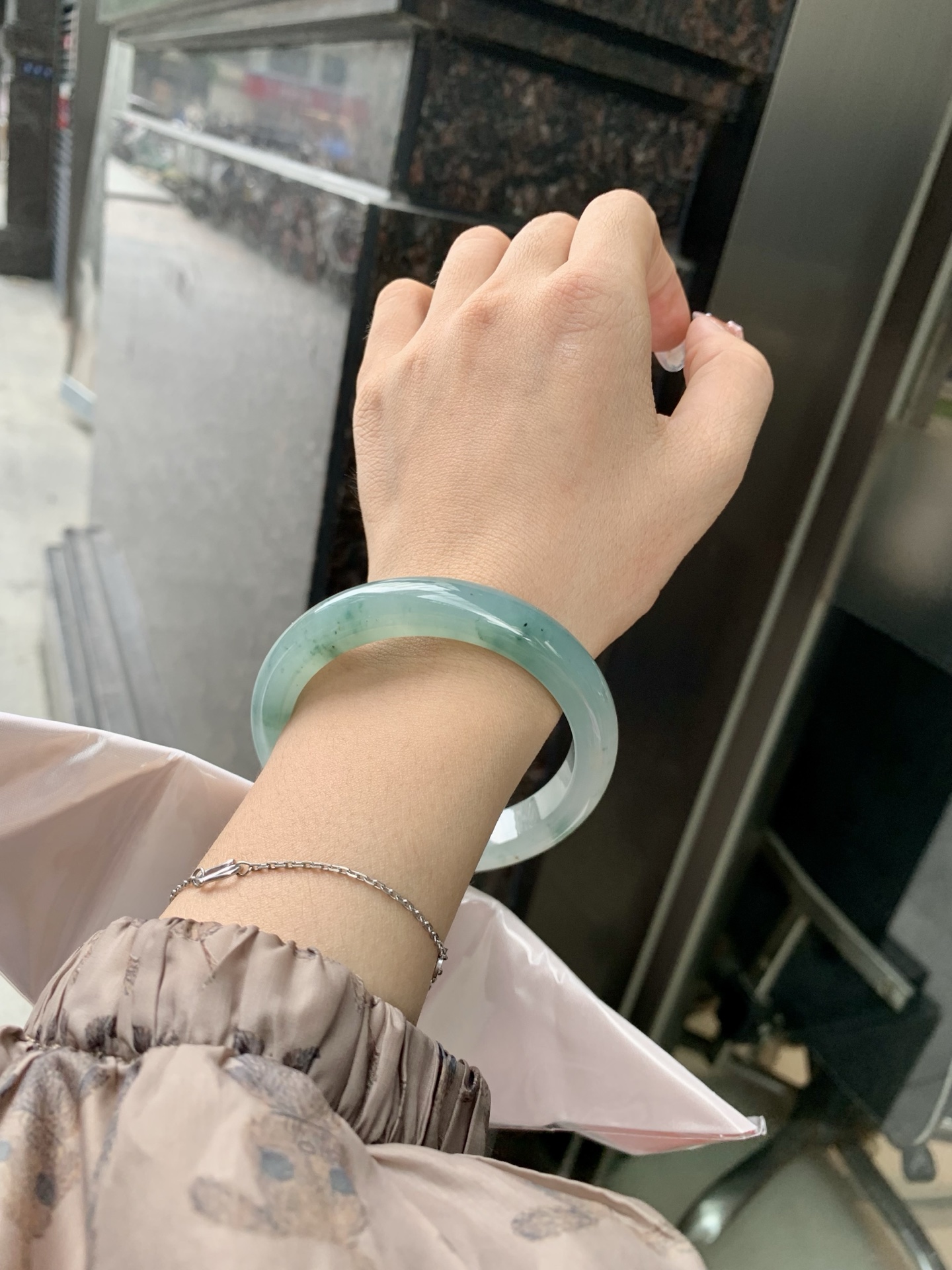 蓝底冰飘花正圈 56.7-8.4-11.7 0606-SJ-112-3 打灯细纹，底妆冰润，蓝底飘花，半山半水，独特且直观的美，它的冰透细腻质地，成就了两种风格融合下最原始神秘气质～