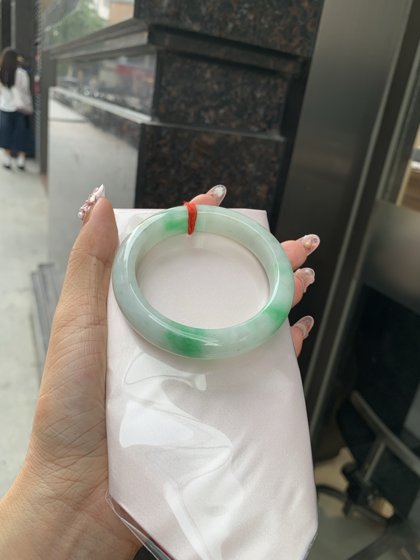 白底青正圈 55.2-8.4-12.5 0606-N909 打灯细纹，底妆水润，绿花点缀，镯色生香，腕间之美，水润中透着灵气，仙气缭绕，温婉可人，举手投足间皆是美好