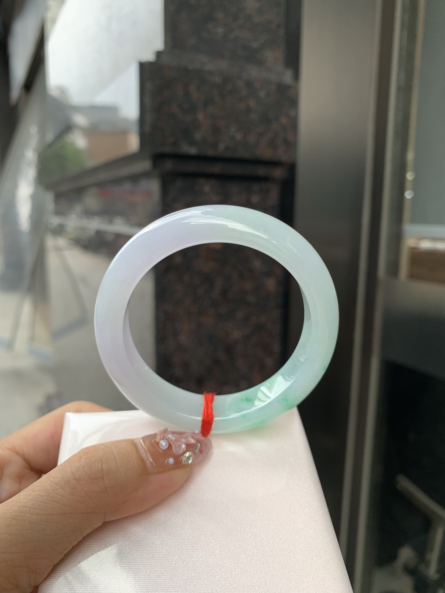 春彩正圈 52-8.3-13 0606-268-44 打灯棉线，一抹阳绿花碰上梦幻般的春，像是融化了的春天，所有的美好交织在一起，让人心生宁静而淡淡的欢喜。