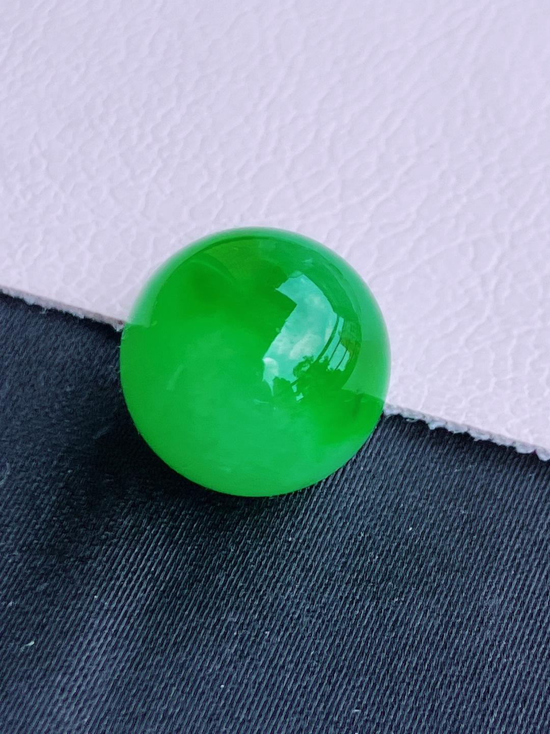 翠绿大圆珠，色美清爽，尺寸13/自然光实拍