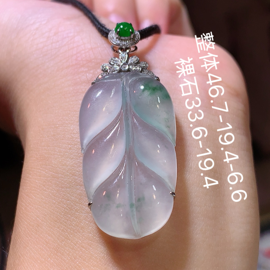 飘花树叶吊坠，水润饱满。佩戴时尚百搭货号114602，46.7-19.4-6.6