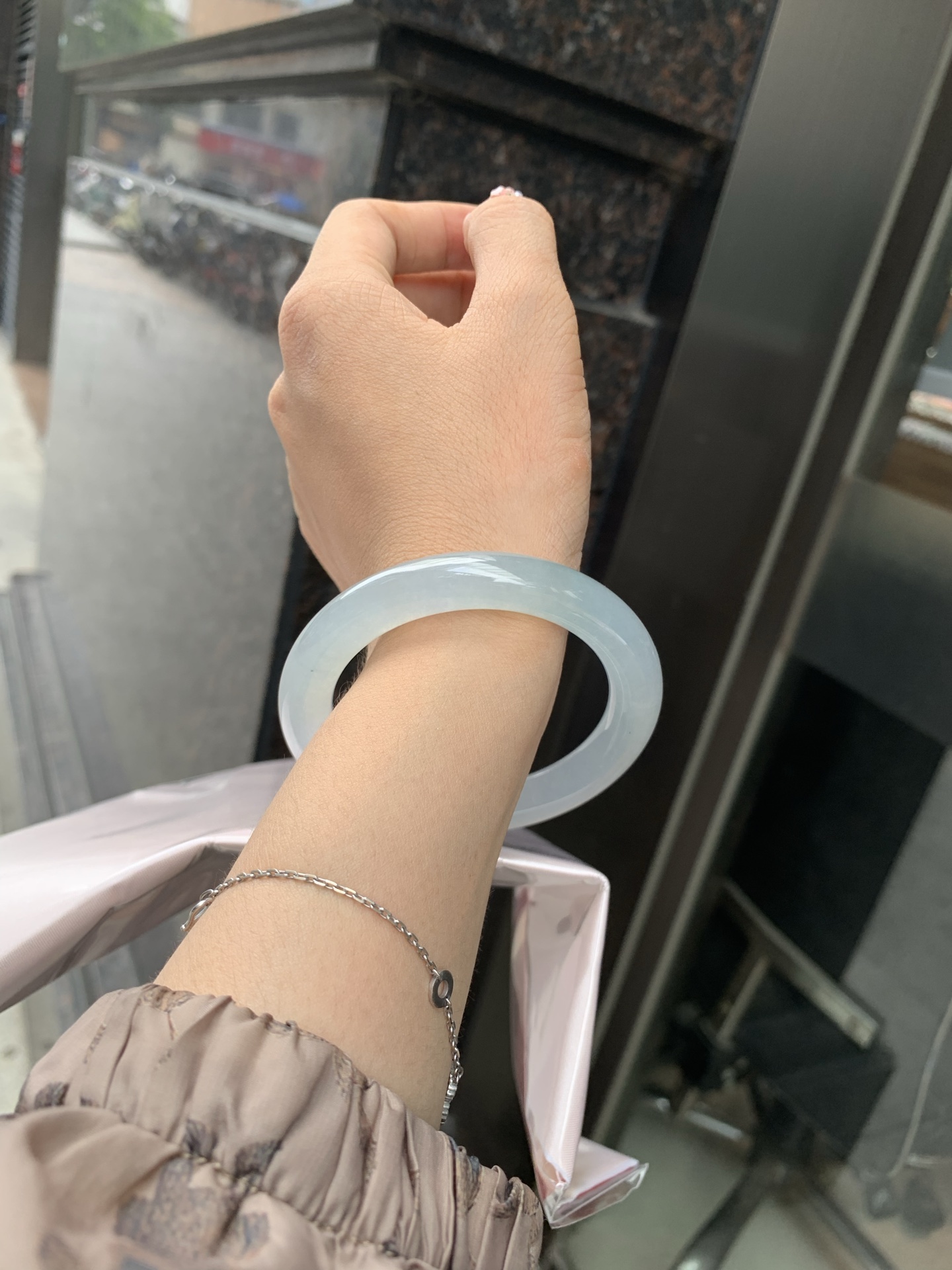 冰蓝美人条 53.3-9.8-9.3 0606-N910-1 打灯棉线，底妆冰润细腻，千变万化的冰晴蓝底色，拥有海的颜色，却散发着星空的光芒，这是一只来自冰川蓝的清冷气质仙女镯。