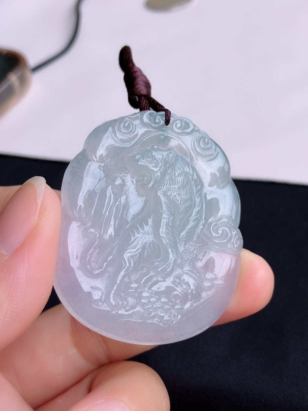 冰透生肖虎牌，晶莹剔透，尺寸46.5/40/5.6/自然光实拍