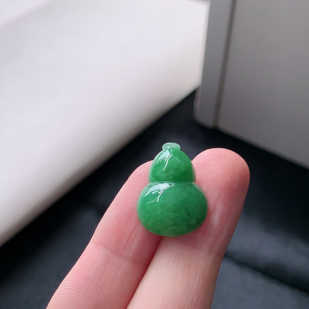 冰阳绿葫芦挂件。色阳色艳，种老无裂水润，饱满肉厚，佩戴清新优雅，货号17604，19.9-14.5-6.1