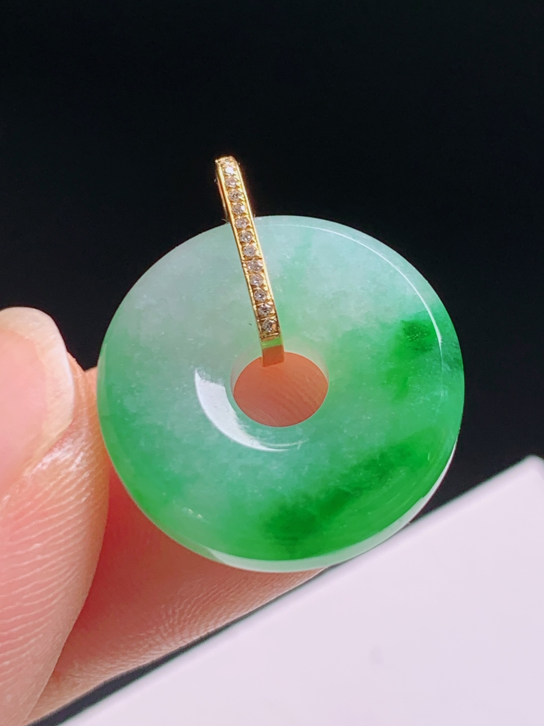 ️ 冰种飘绿平安扣吊坠，翠色鲜灵随性晕染，玉质水润胶感十足，金钻镶扣简约雅致，平安随身