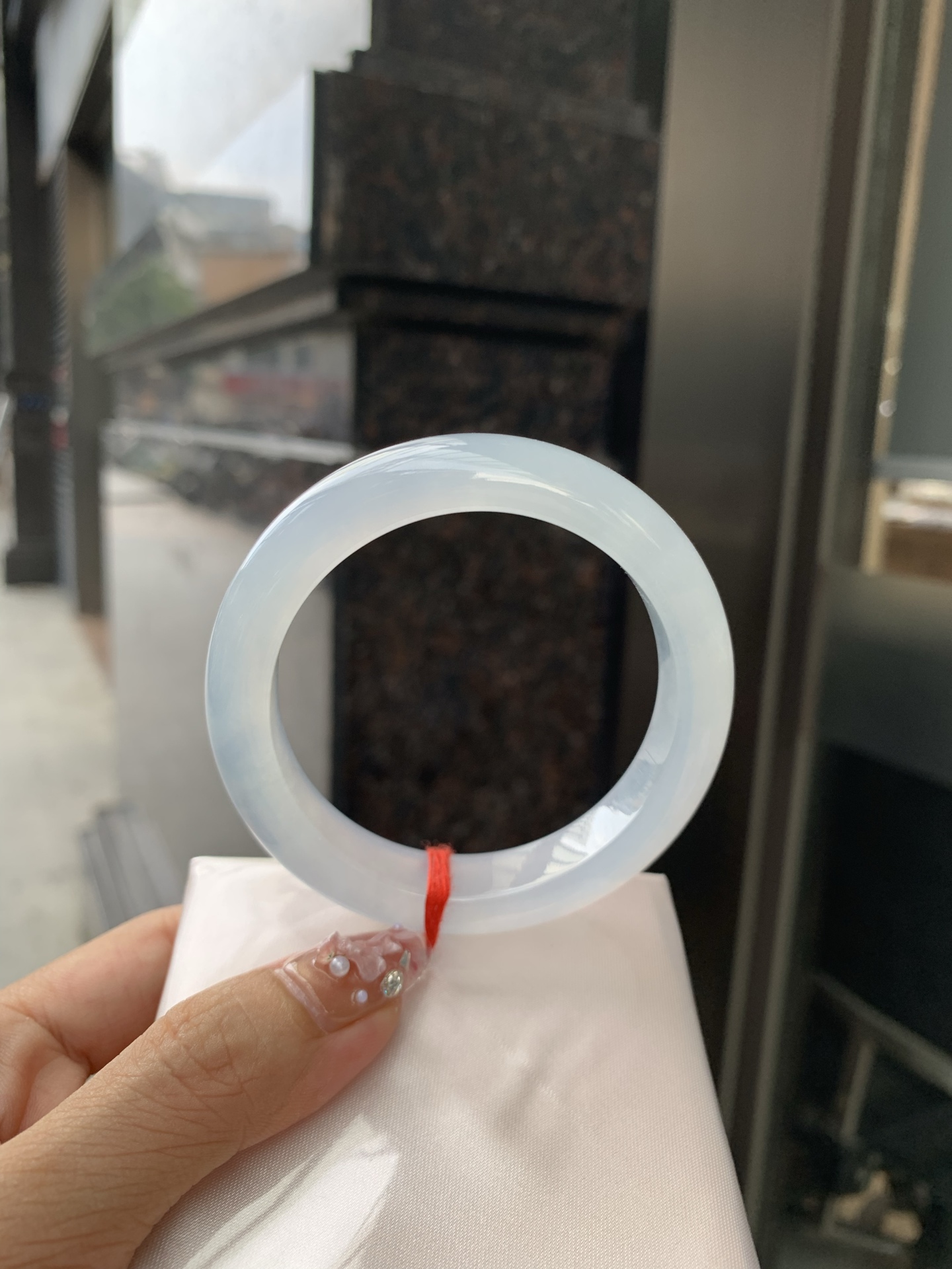 冰蓝正圈 55-8.7-12.2 0606-531-66 打灯棉根，底妆冰润细腻，千变万化的冰晴蓝底色，拥有海的颜色，却散发着星空的光芒，这是一只来自冰川蓝的清冷气质仙女镯。