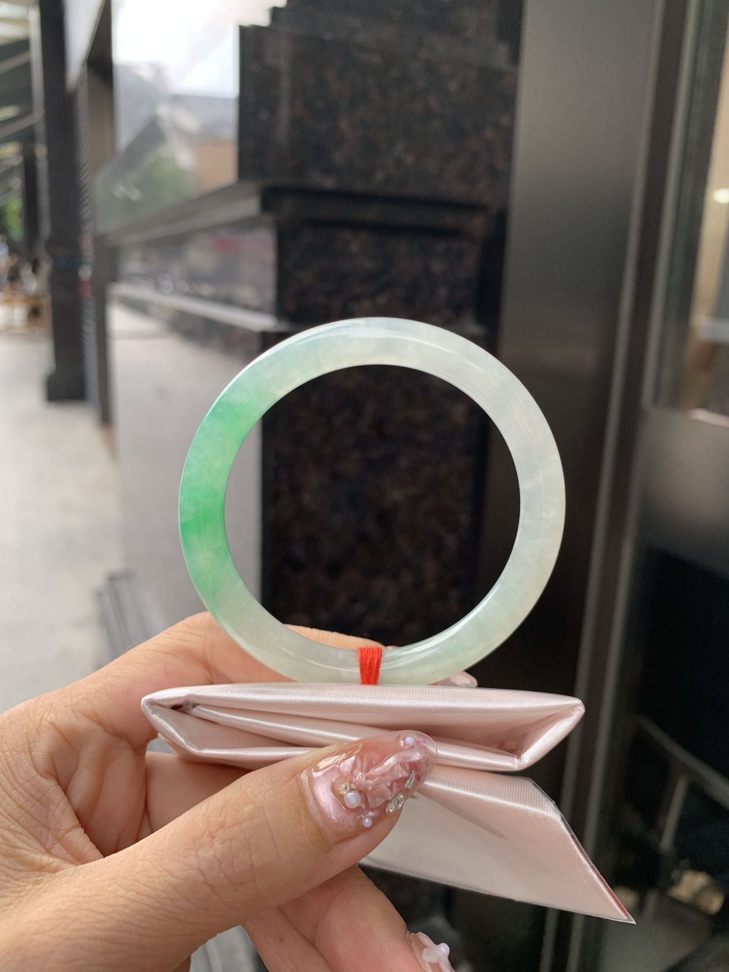 阳绿花美人条 53.2-7.3-6.5 0606-N893 打灯细纹，底妆冰润，金丝绿花色像春芽，从水润如晨露的底子蹦跳而出，将春日的灵动生机凝于手镯中，戴上她，清水芙蓉般的清新感自然晕染，每一次抬手，都似把盎然绿意融入生活。