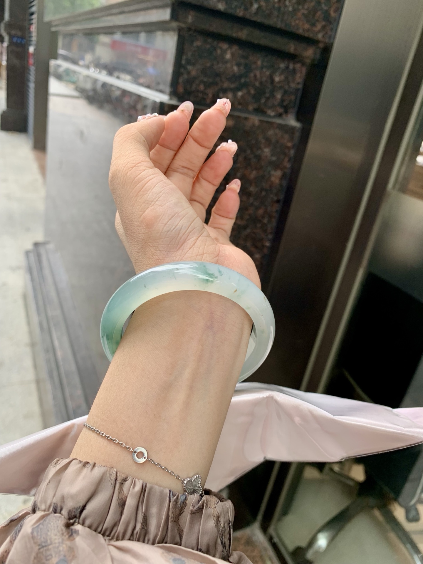 蓝底冰飘花正圈 56.7-8.4-11.7 0606-SJ-112-3 打灯细纹，底妆冰润，蓝底飘花，半山半水，独特且直观的美，它的冰透细腻质地，成就了两种风格融合下最原始神秘气质～
