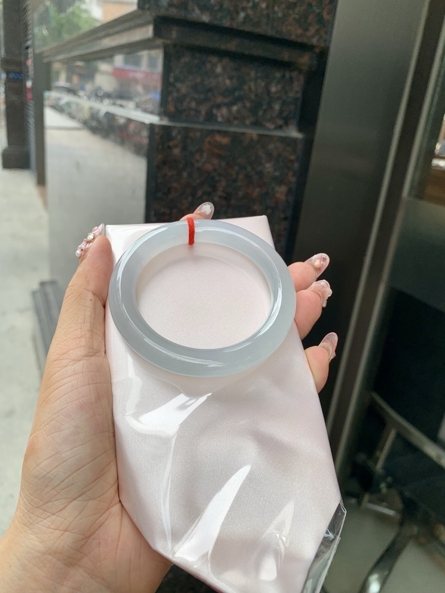 冰蓝美人条 53.2-9.6-9.3 0606-N910-2 打灯棉线，底妆冰润细腻，千变万化的冰晴蓝底色，拥有海的颜色，却散发着星空的光芒，这是一只来自冰川蓝的清冷气质仙女镯。