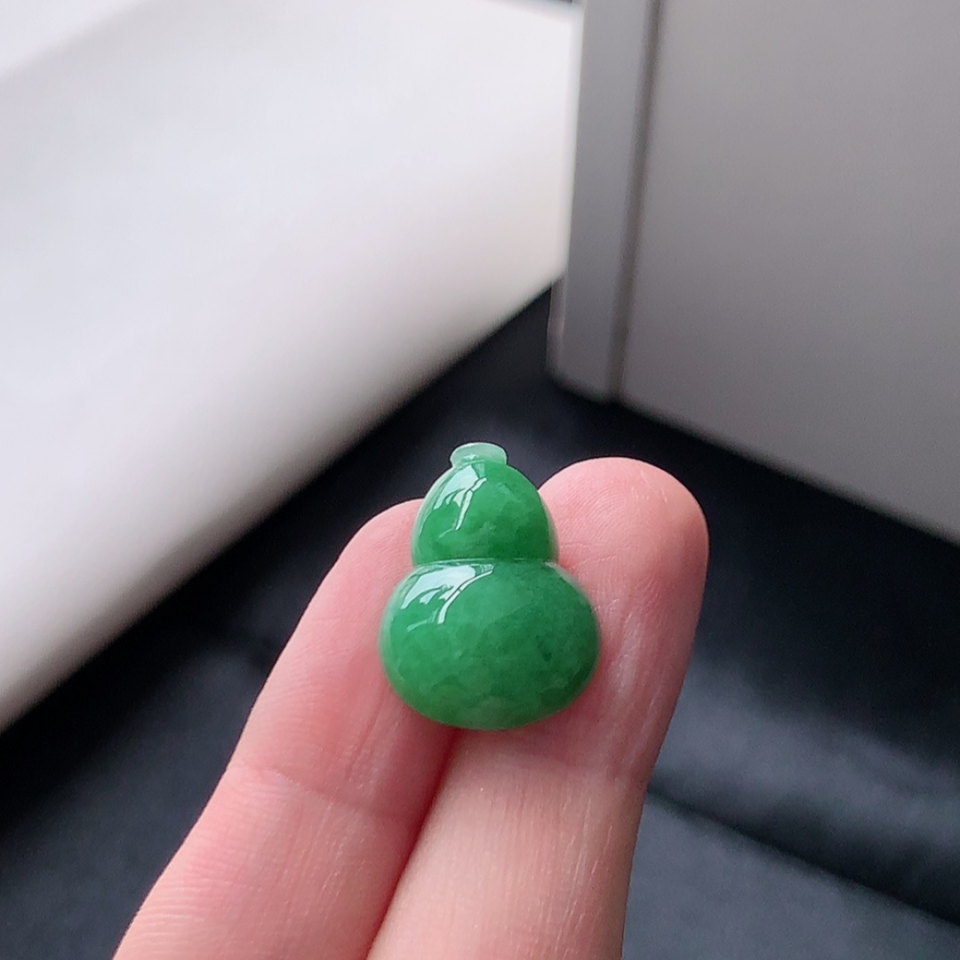冰阳绿葫芦挂件。色阳色艳，种老无裂水润，饱满肉厚，佩戴清新优雅，货号17604，19.9-14.5-6.1