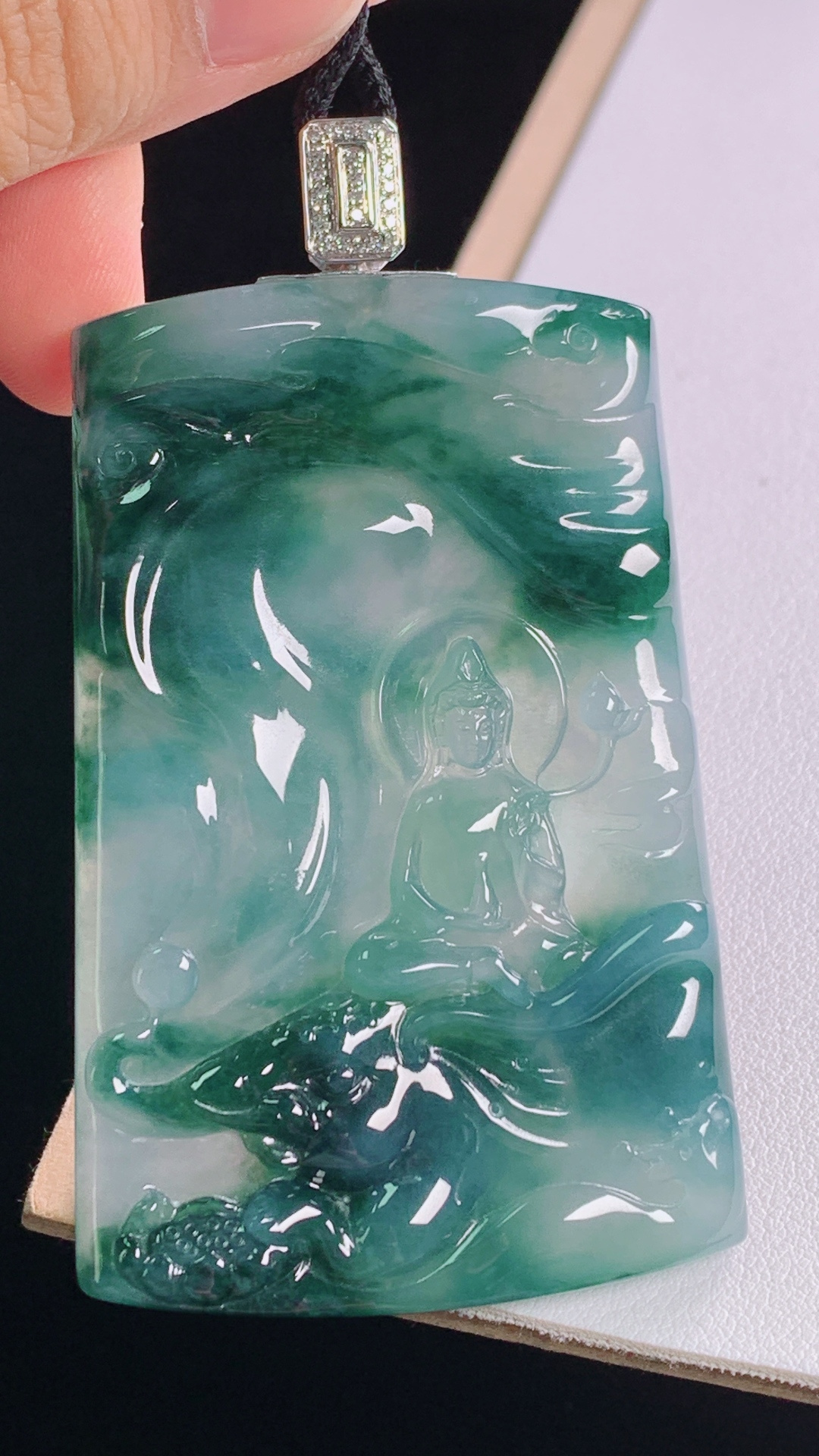 冰种飘花观音，18k金真钻，种老水润，花色灵动，胶感十足，无裂，尺寸:77.5-67.9-44.0-5.7mm