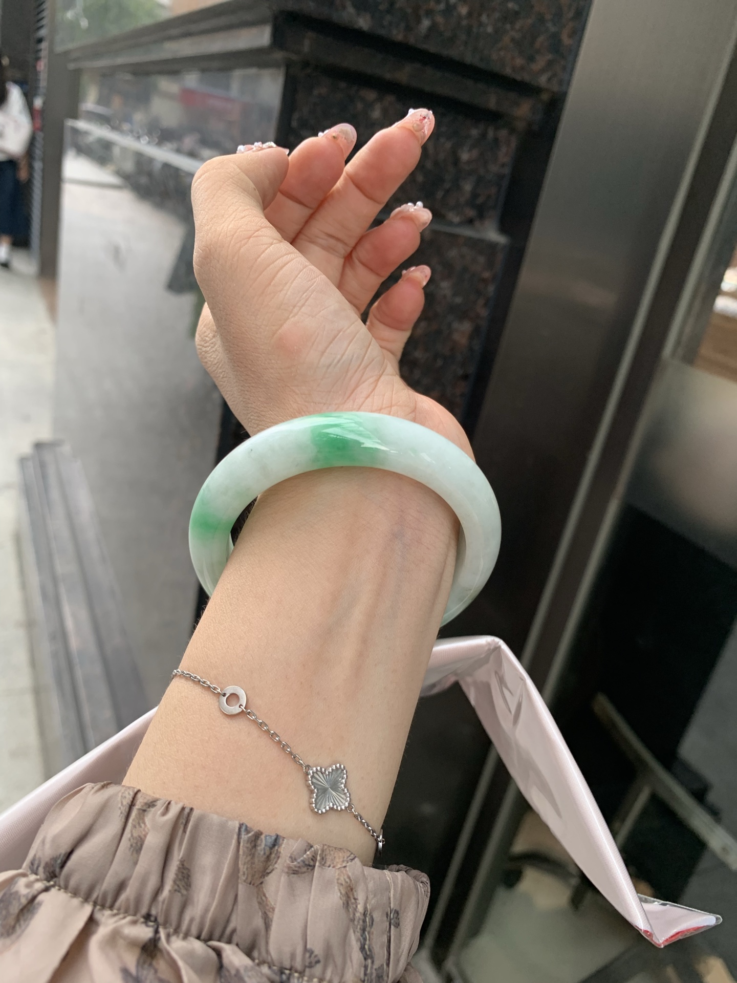 白底青正圈 55.2-8.4-12.5 0606-N909 打灯细纹，底妆水润，绿花点缀，镯色生香，腕间之美，水润中透着灵气，仙气缭绕，温婉可人，举手投足间皆是美好