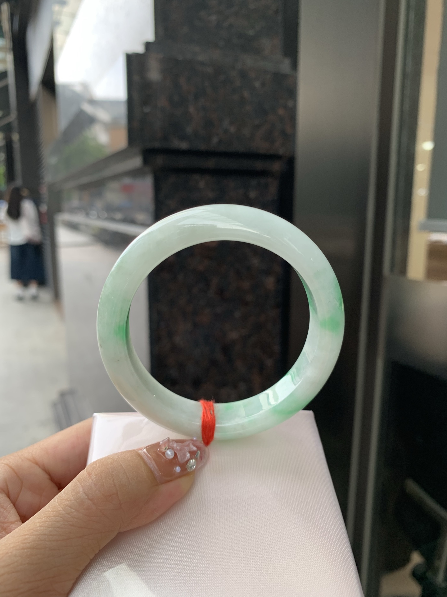 白底青正圈 55.2-8.4-12.5 0606-N909 打灯细纹，底妆水润，绿花点缀，镯色生香，腕间之美，水润中透着灵气，仙气缭绕，温婉可人，举手投足间皆是美好