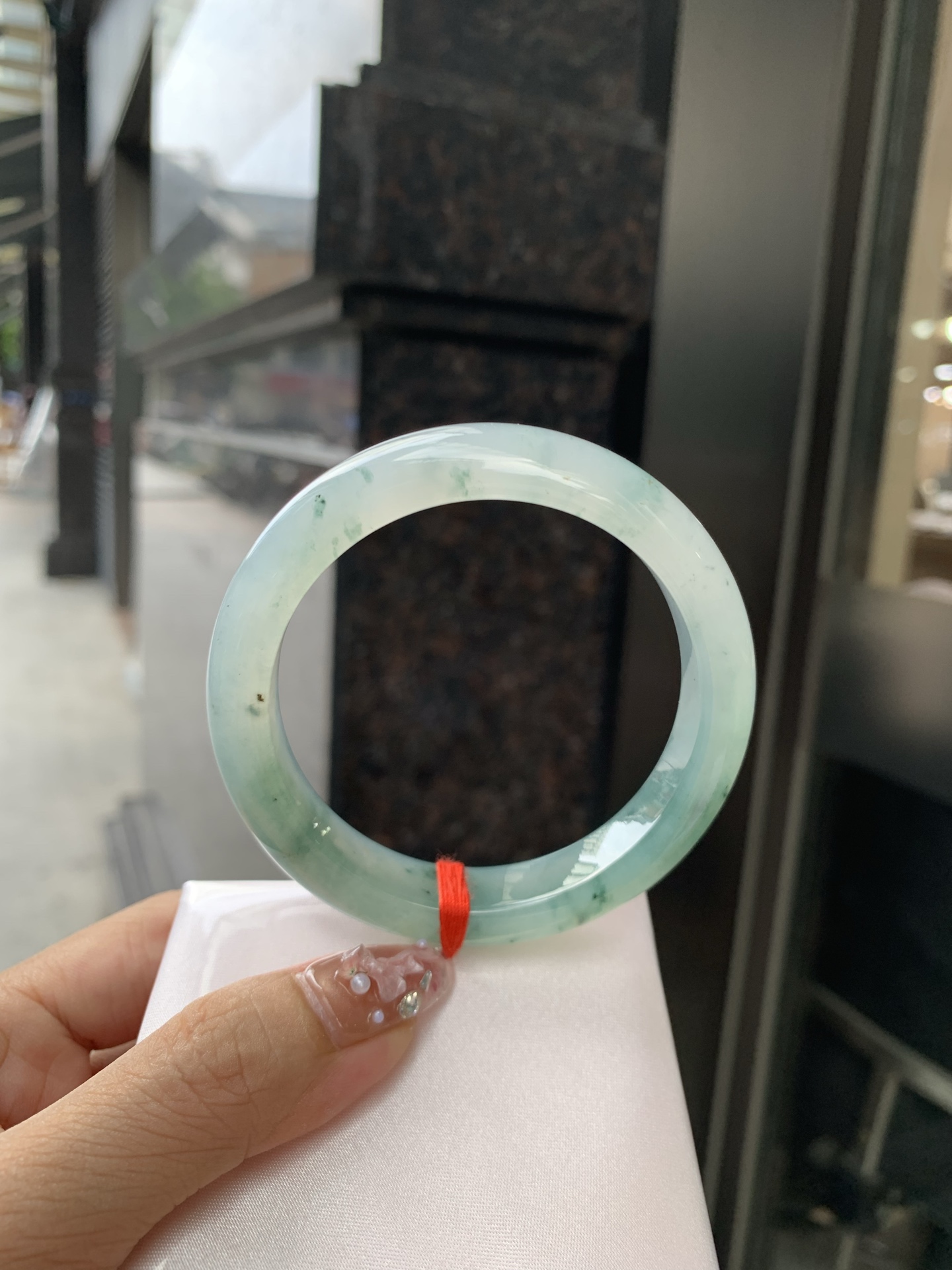 蓝底冰飘花正圈 56.7-8.4-11.7 0606-SJ-112-3 打灯细纹，底妆冰润，蓝底飘花，半山半水，独特且直观的美，它的冰透细腻质地，成就了两种风格融合下最原始神秘气质～