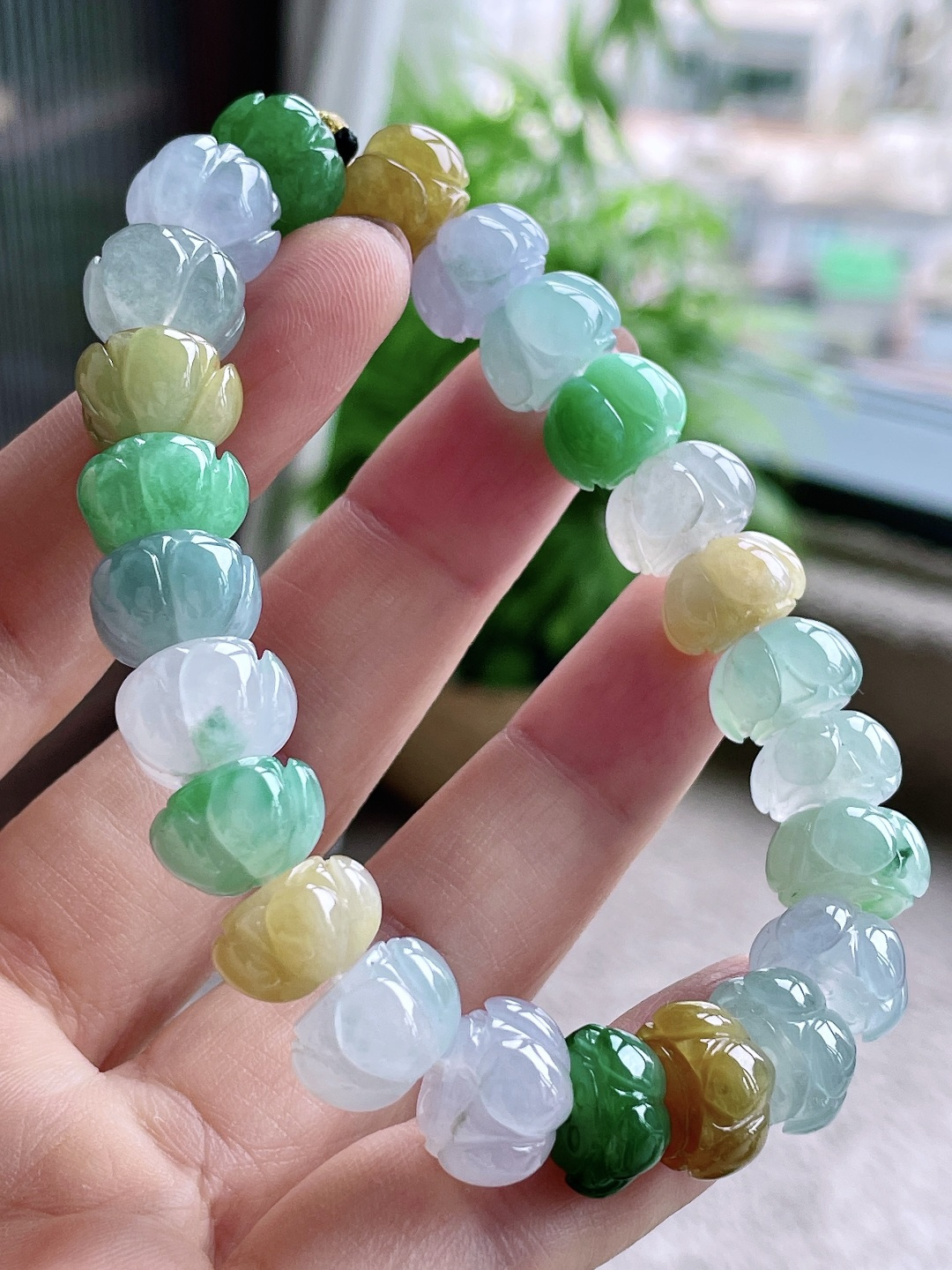 珠子 冰多宝莲花手串 说明 缅料 性比高 尺寸 12-8.3mm 重量 49克