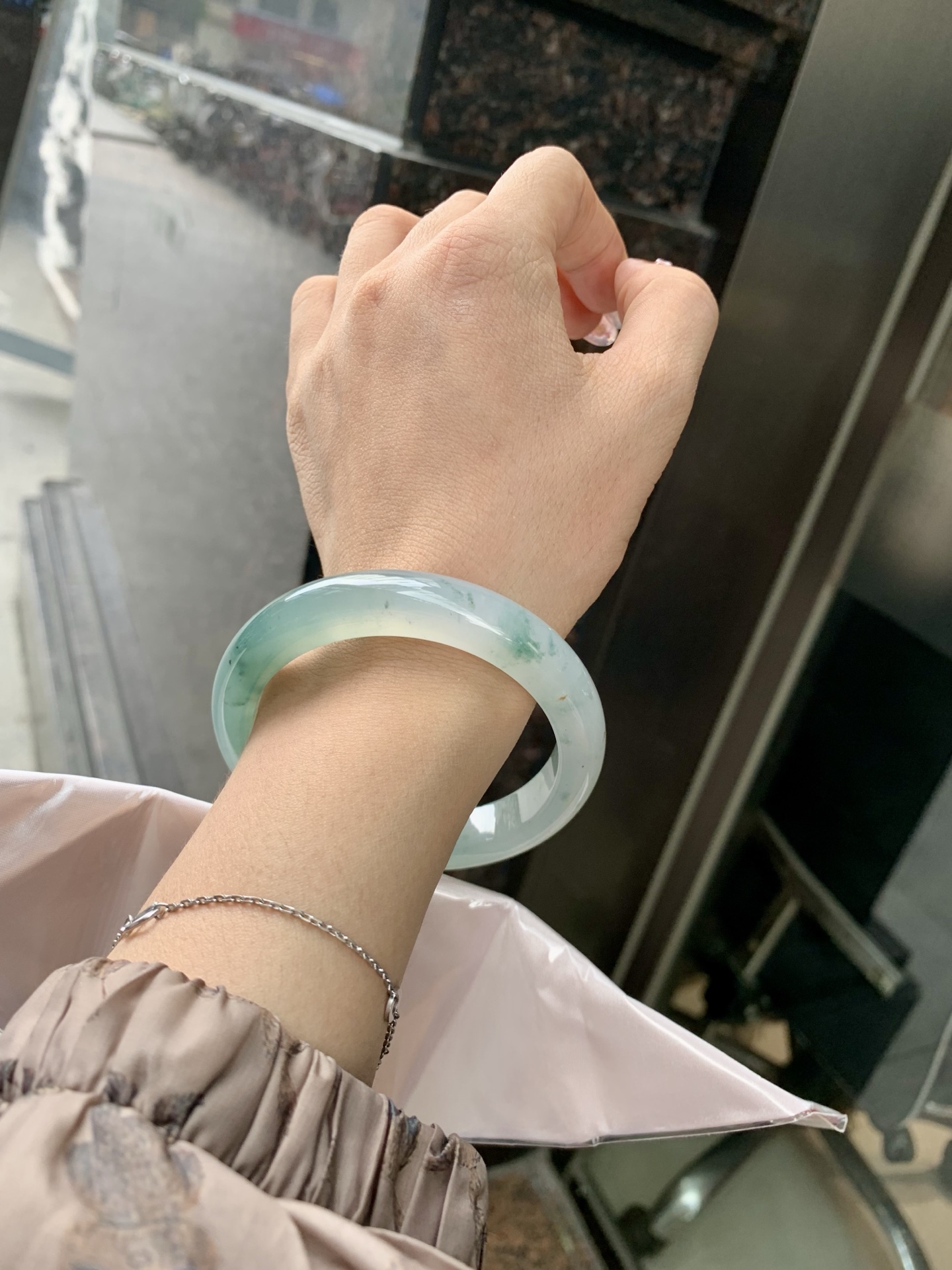 蓝底冰飘花正圈 56.7-8.4-11.7 0606-SJ-112-3 打灯细纹，底妆冰润，蓝底飘花，半山半水，独特且直观的美，它的冰透细腻质地，成就了两种风格融合下最原始神秘气质～
