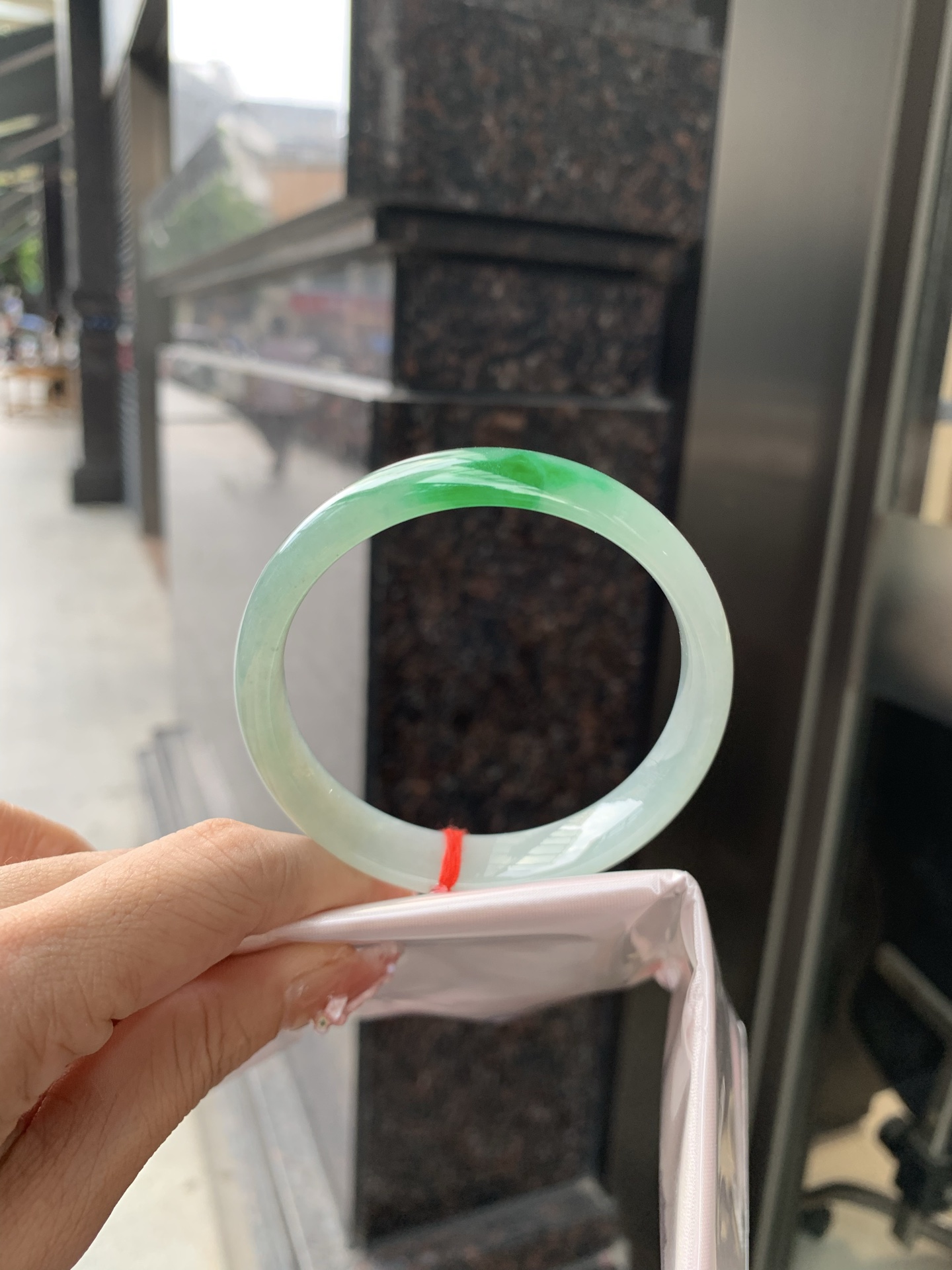 辣绿花正圈 58.3-6.2-12 0606-4A127-2 无裂，底妆水润，一抹辣绿花点缀，镯色生香，腕间之美，水润中透着灵气，仙气缭绕，温婉可人，举手投足间皆是美好