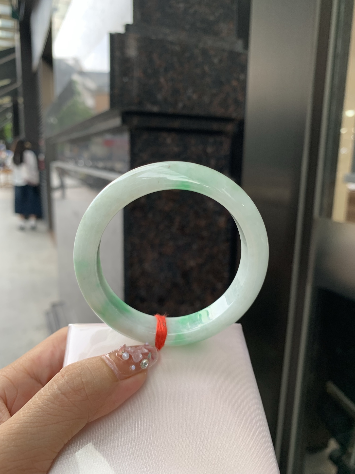 白底青正圈 55.2-8.4-12.5 0606-N909 打灯细纹，底妆水润，绿花点缀，镯色生香，腕间之美，水润中透着灵气，仙气缭绕，温婉可人，举手投足间皆是美好