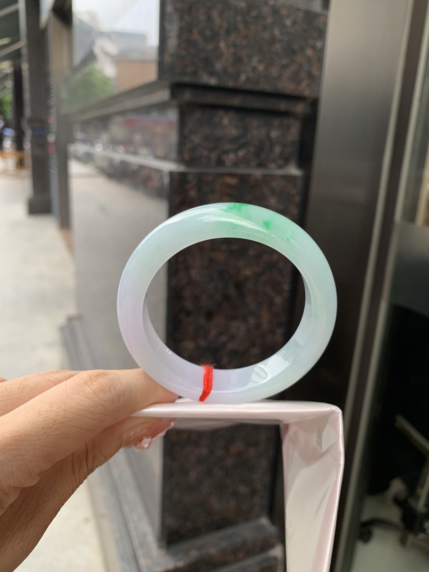 春彩正圈 52-8.3-13 0606-268-44 打灯棉线，一抹阳绿花碰上梦幻般的春，像是融化了的春天，所有的美好交织在一起，让人心生宁静而淡淡的欢喜。