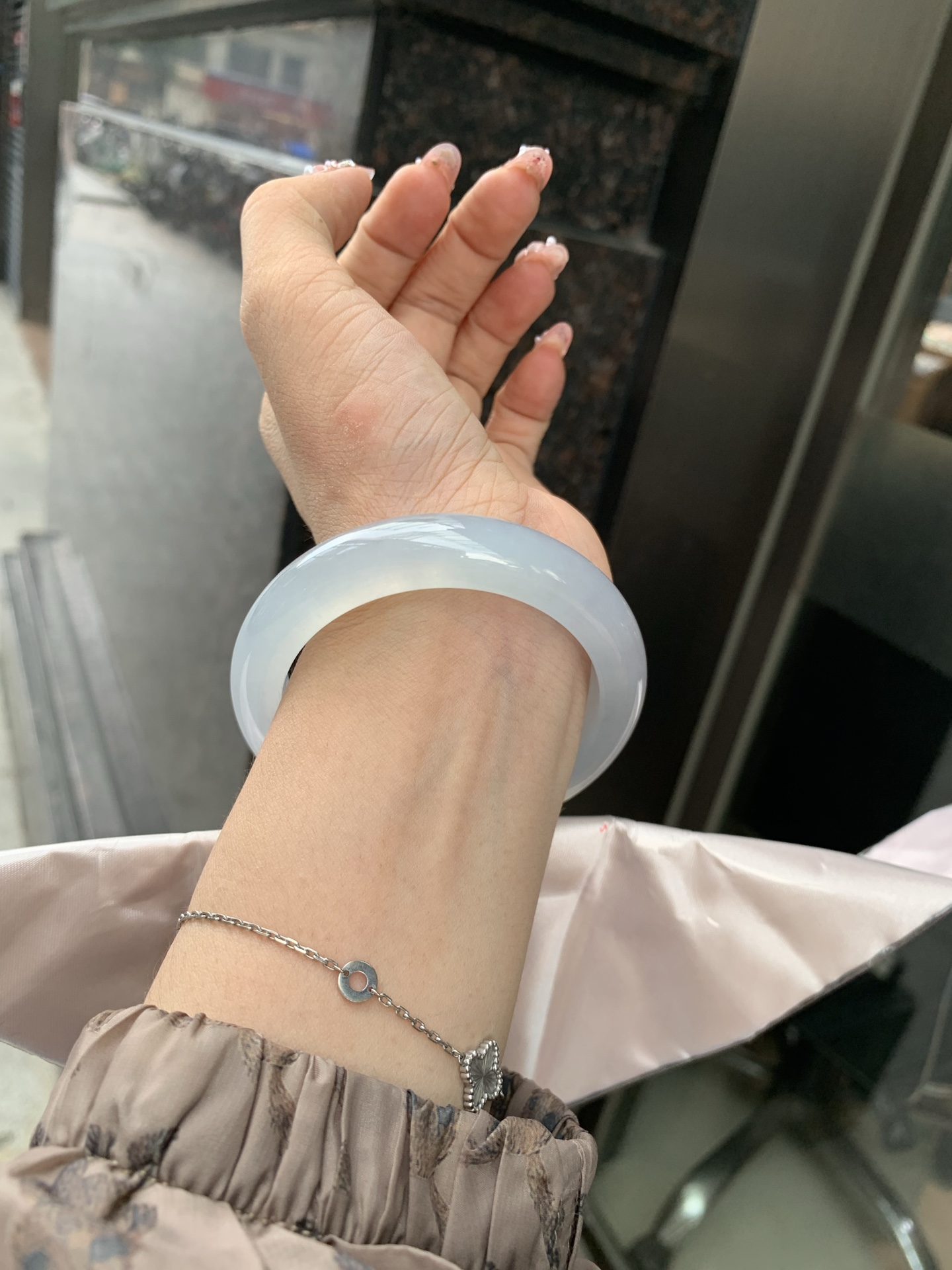 冰蓝正圈 55-8.7-12.2 0606-531-66 打灯棉根，底妆冰润细腻，千变万化的冰晴蓝底色，拥有海的颜色，却散发着星空的光芒，这是一只来自冰川蓝的清冷气质仙女镯。