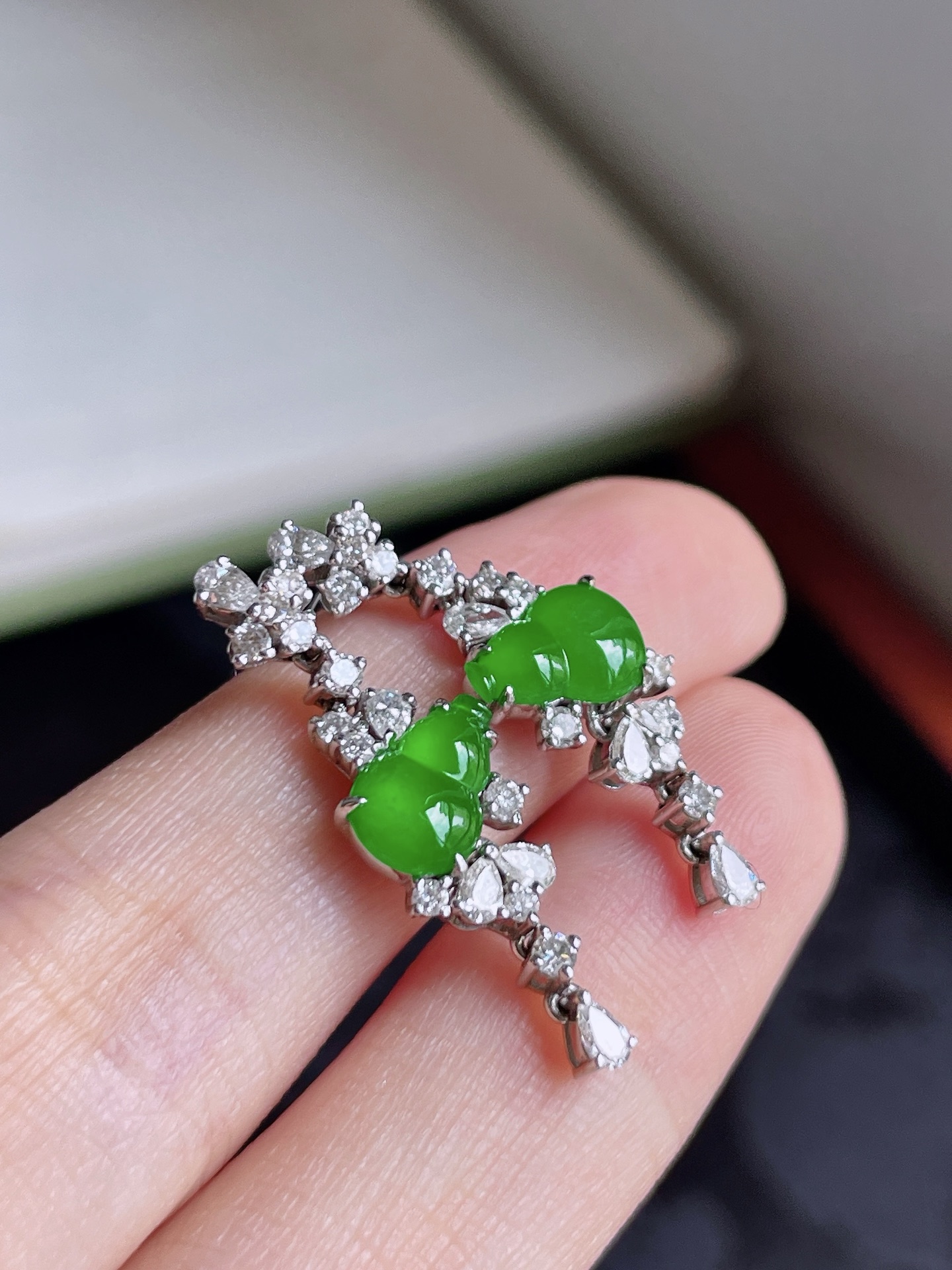 ️ 冰种阳绿葫芦耳坠 色泽鲜艳 油润起光 18k金镶嵌 整体 27.1/8.4/4.2