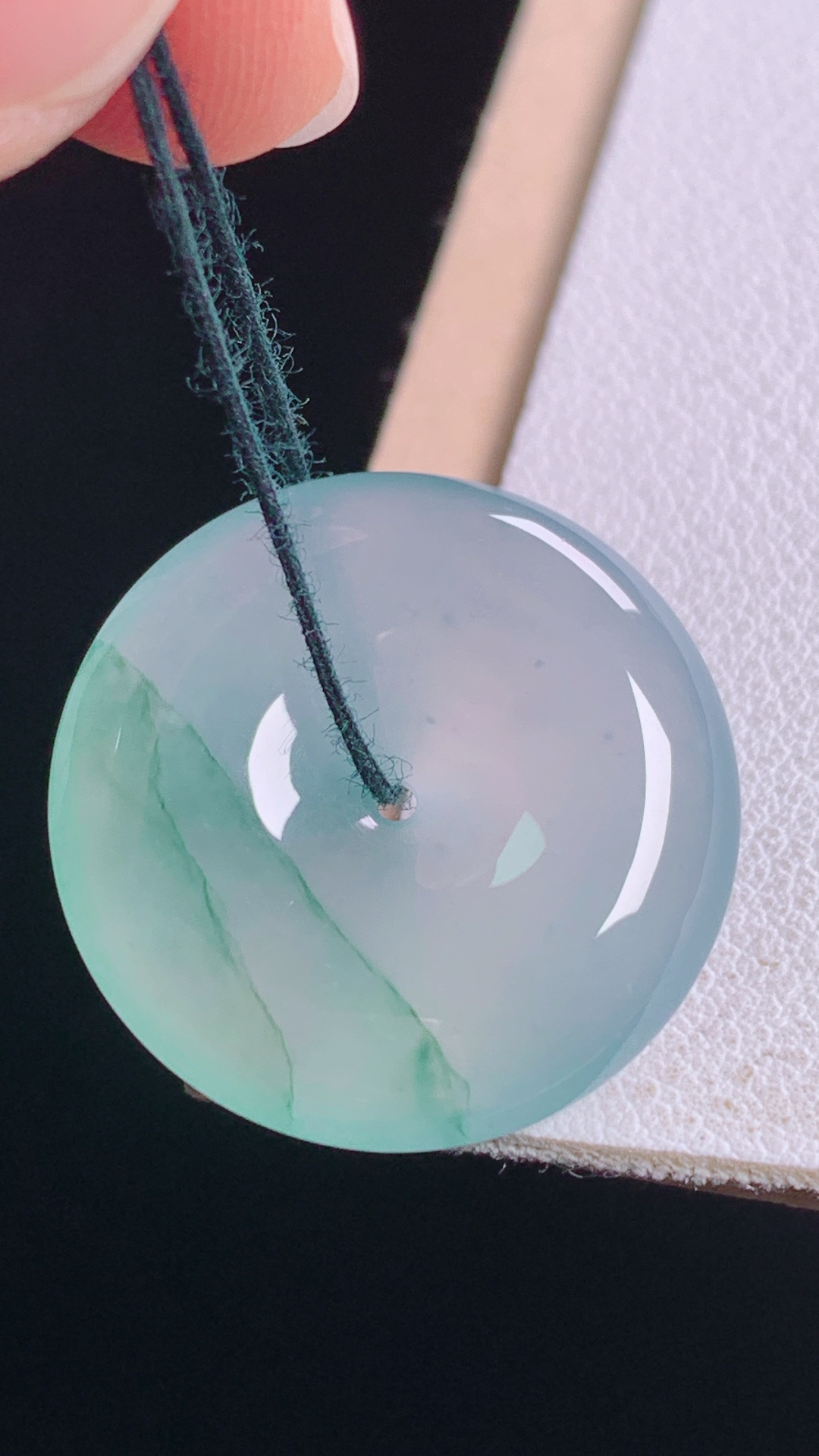 冰飘花平安扣 花色灵动，冰润细腻，无裂 尺寸:23.4-5.6mm