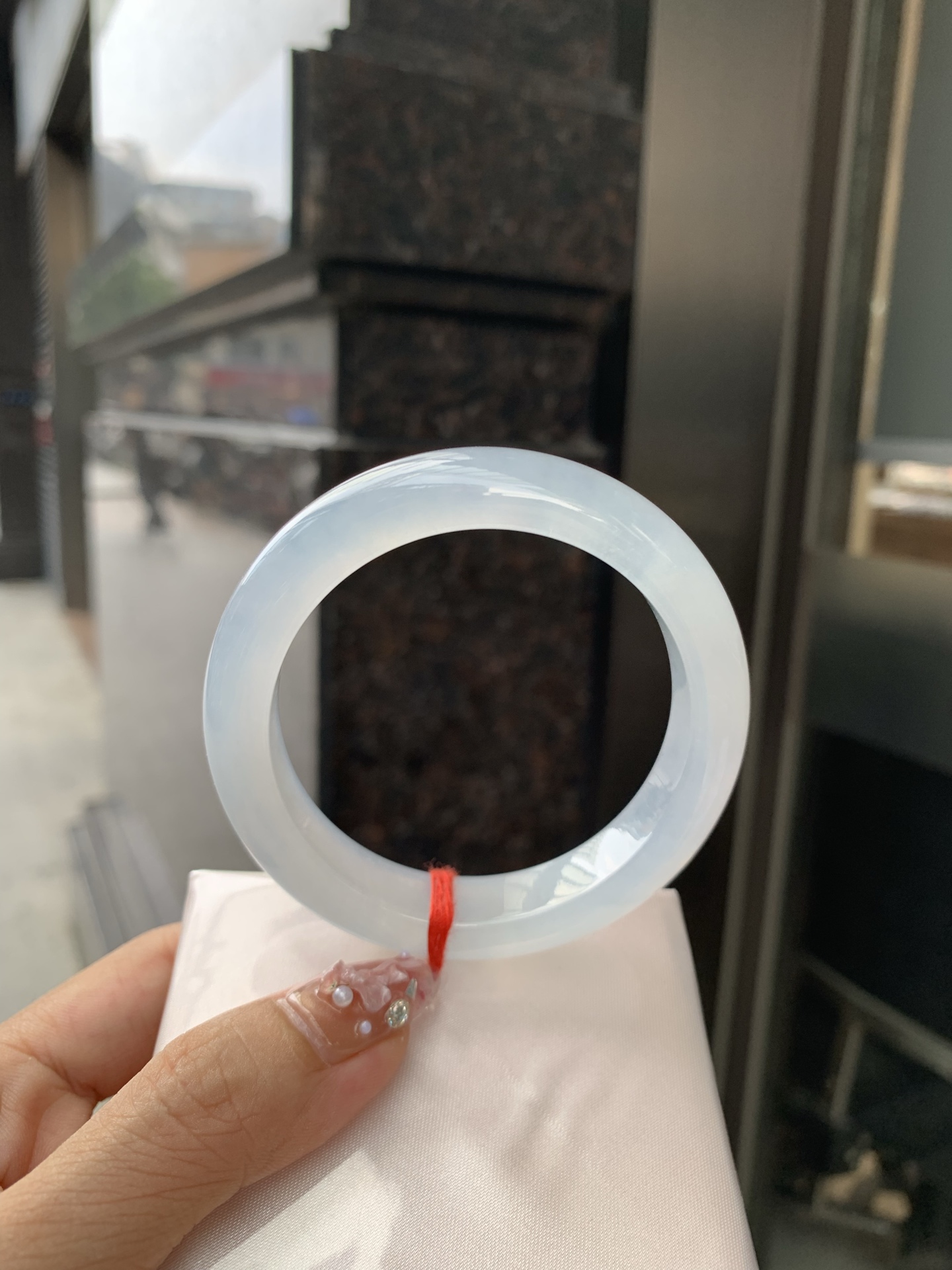 冰蓝正圈 55-8.7-12.2 0606-531-66 打灯棉根，底妆冰润细腻，千变万化的冰晴蓝底色，拥有海的颜色，却散发着星空的光芒，这是一只来自冰川蓝的清冷气质仙女镯。