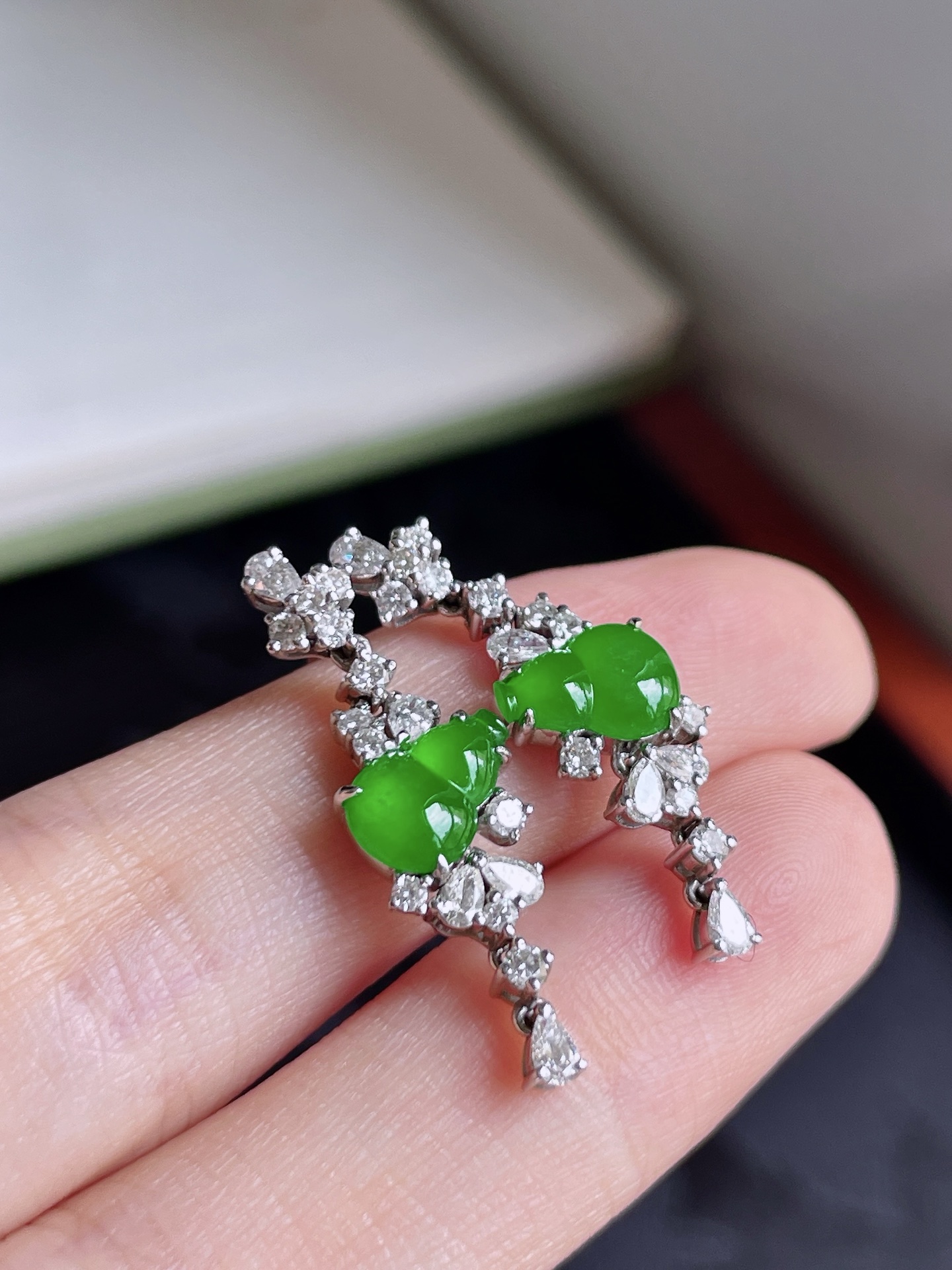 ️ 冰种阳绿葫芦耳坠 色泽鲜艳 油润起光 18k金镶嵌 整体 27.1/8.4/4.2