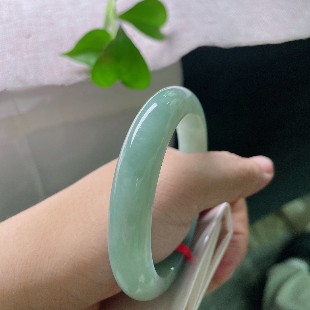 57/11.6/8.8绿底正圈，水润细腻，清新简约大方，贵气，无裂，ss54103a