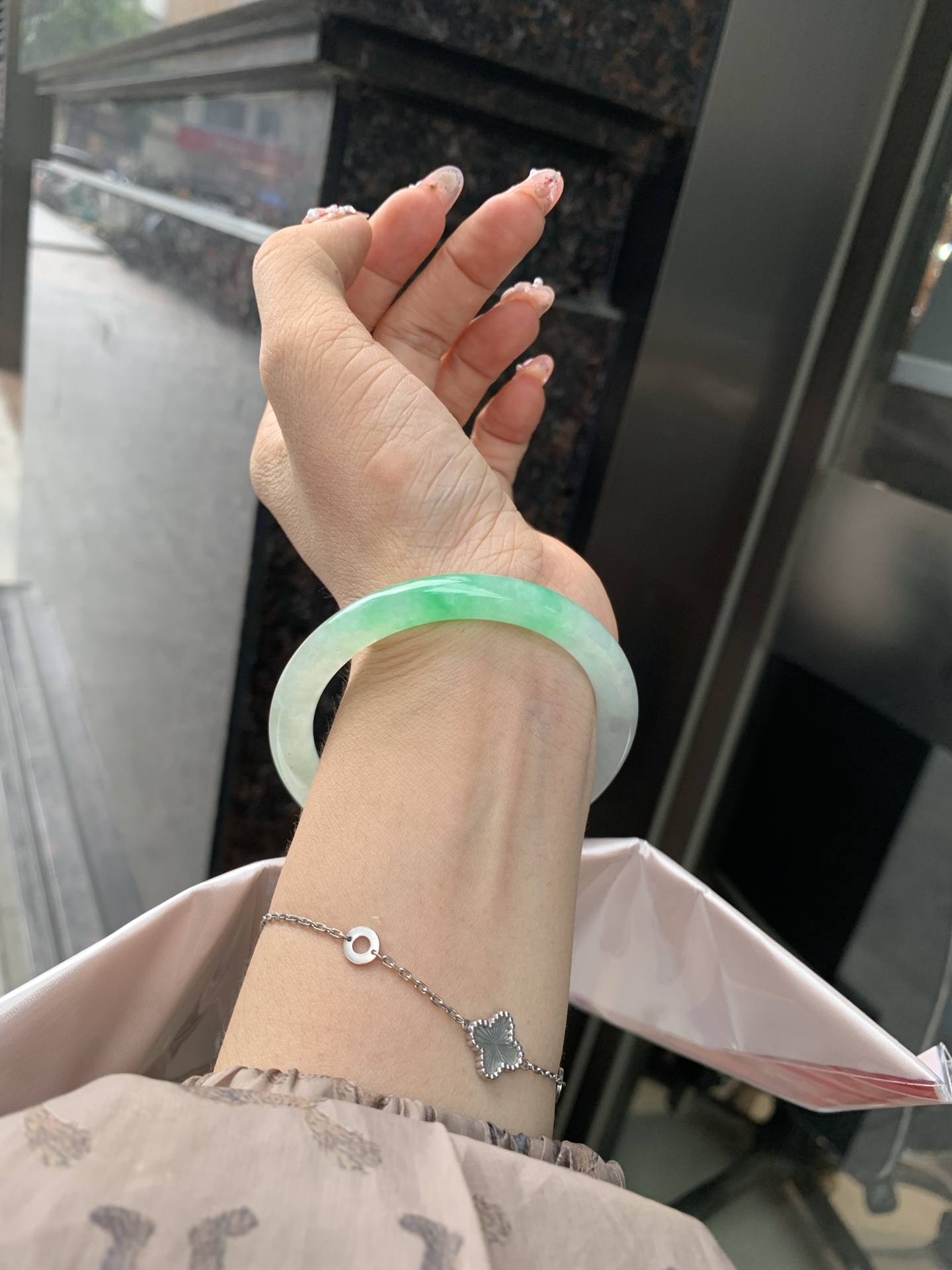 阳绿花美人条 53.2-7.3-6.5 0606-N893 打灯细纹，底妆冰润，金丝绿花色像春芽，从水润如晨露的底子蹦跳而出，将春日的灵动生机凝于手镯中，戴上她，清水芙蓉般的清新感自然晕染，每一次抬手，都似把盎然绿意融入生活。