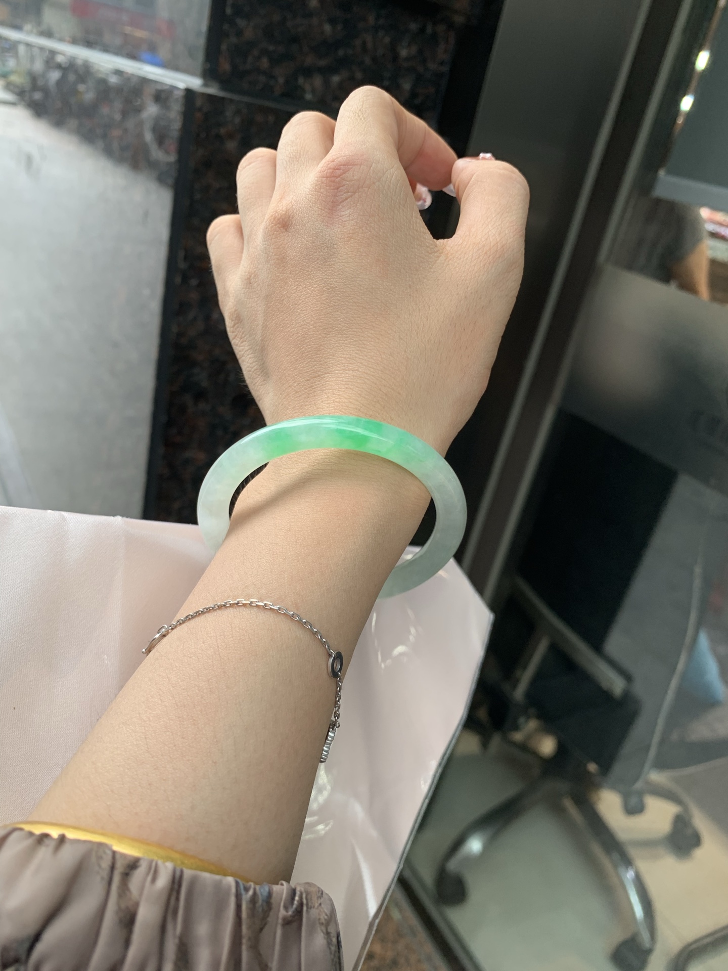 阳绿花美人条 53.2-7.3-6.5 0606-N893 打灯细纹，底妆冰润，金丝绿花色像春芽，从水润如晨露的底子蹦跳而出，将春日的灵动生机凝于手镯中，戴上她，清水芙蓉般的清新感自然晕染，每一次抬手，都似把盎然绿意融入生活。