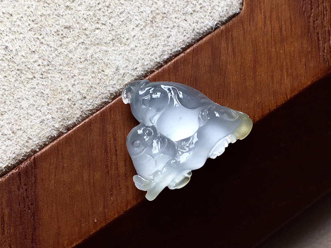 ️ 玻璃种喜上眉梢 种水，雕工细致，尺寸13.3*15.7*4