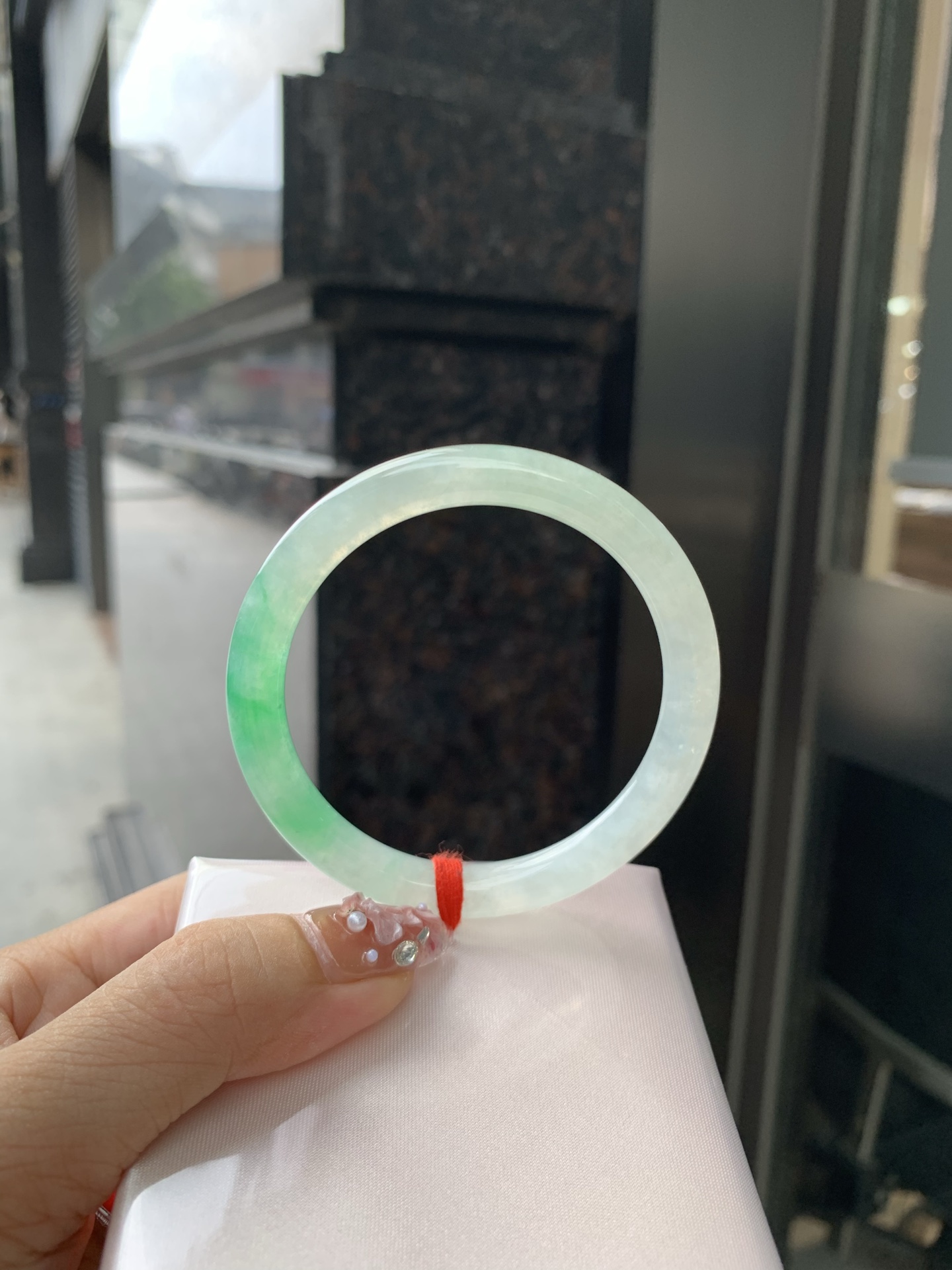 阳绿花美人条 53.2-7.3-6.5 0606-N893 打灯细纹，底妆冰润，金丝绿花色像春芽，从水润如晨露的底子蹦跳而出，将春日的灵动生机凝于手镯中，戴上她，清水芙蓉般的清新感自然晕染，每一次抬手，都似把盎然绿意融入生活。