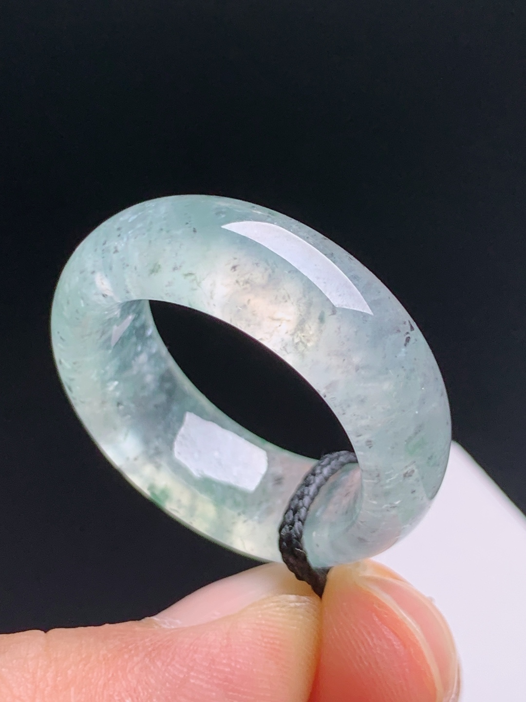 高冰飘墨花戒圈，冰透底衬写意墨翠，意境清幽质感出众，文雅百搭佩戴