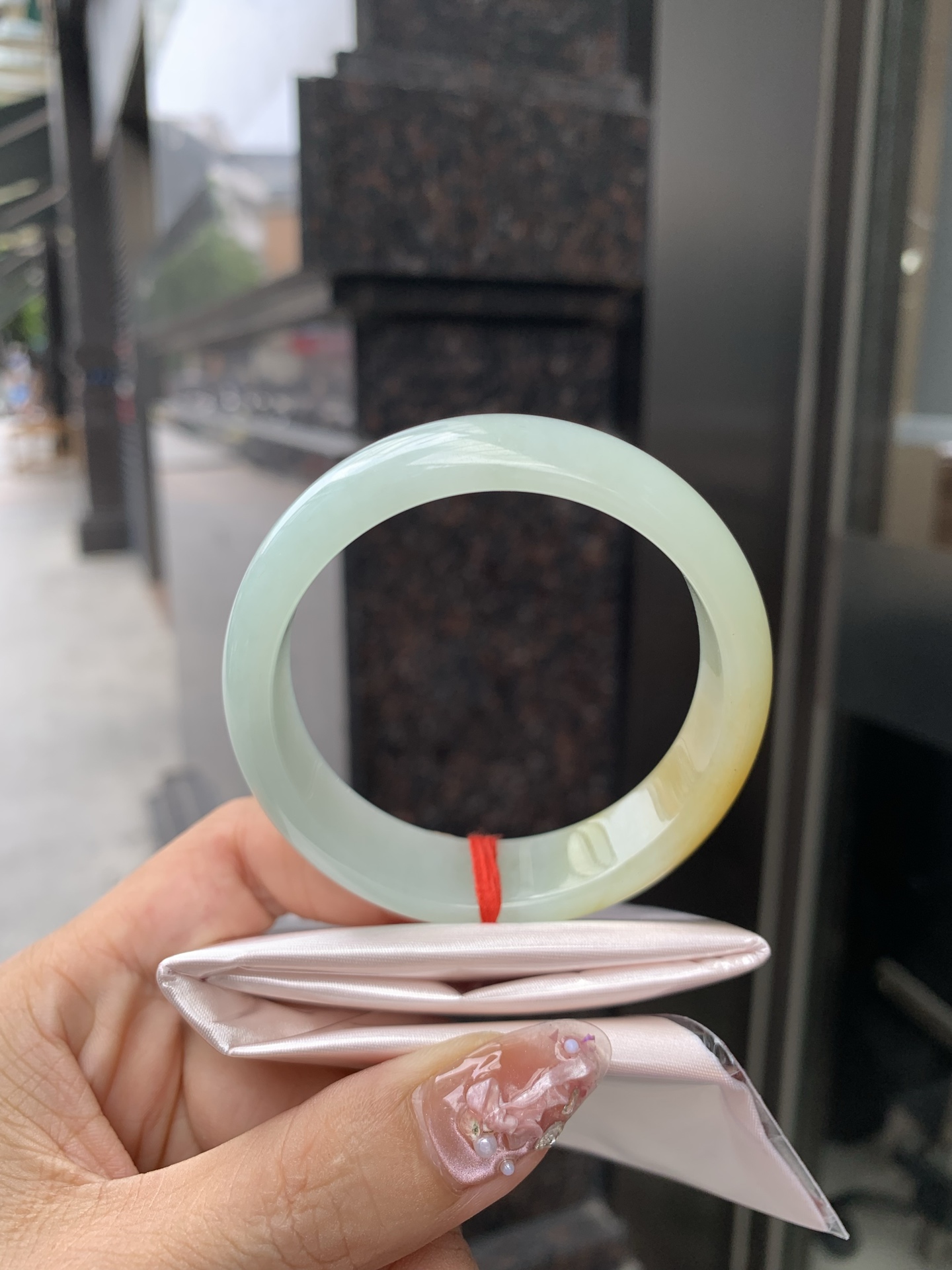 淡晴底黄翡宽版正圈 53.2-6.5-14.8 0606-SJ-117-1 打灯细纹，底妆细腻水润，淡淡的晴底搭配一大截黄翡，明亮吸睛，犹如夕阳洒在湖水上的感觉。