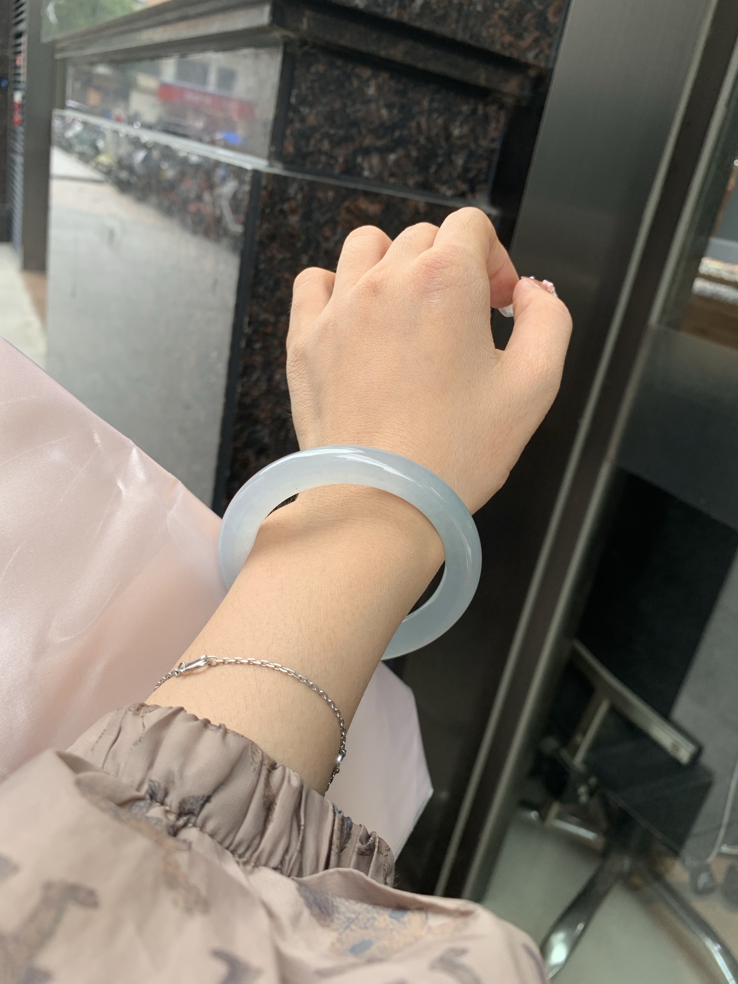 冰蓝美人条 53.3-9.8-9.3 0606-N910-1 打灯棉线，底妆冰润细腻，千变万化的冰晴蓝底色，拥有海的颜色，却散发着星空的光芒，这是一只来自冰川蓝的清冷气质仙女镯。