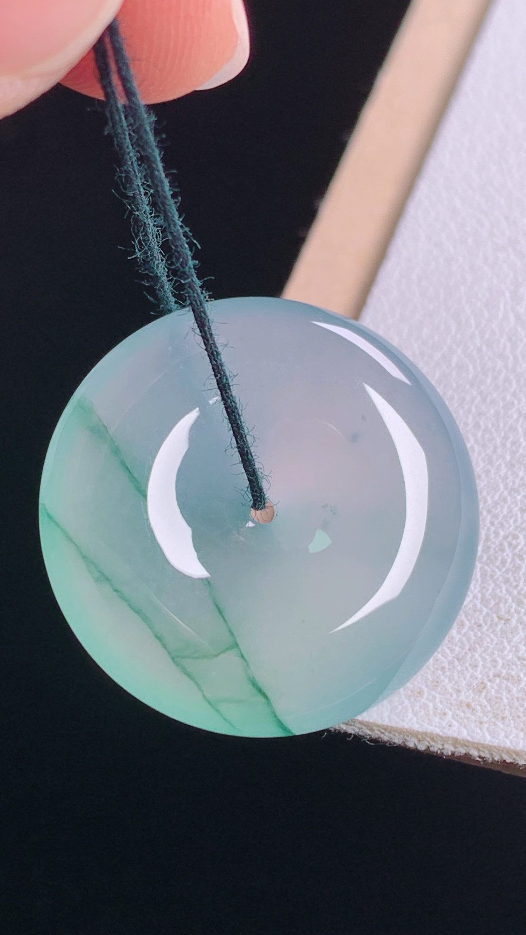 冰飘花平安扣 花色灵动，冰润细腻，无裂 尺寸:23.4-5.6mm