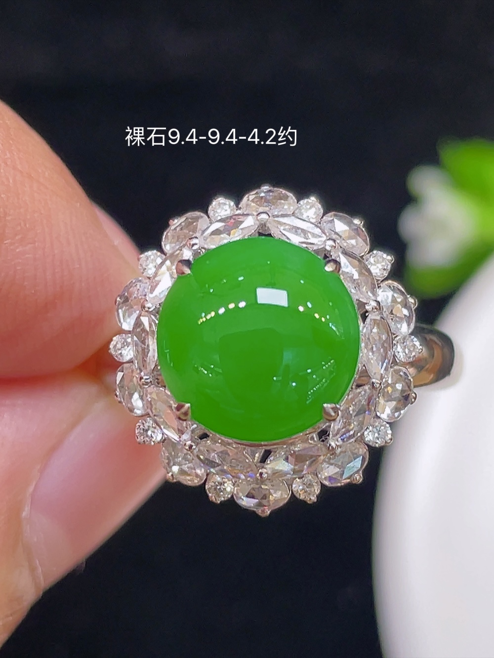 高冰正阳绿，戒指，大件饱满，通透水润，玉质细腻，翠色鲜艳，18k金奢华钻石镶嵌️，9.4-9.4-
