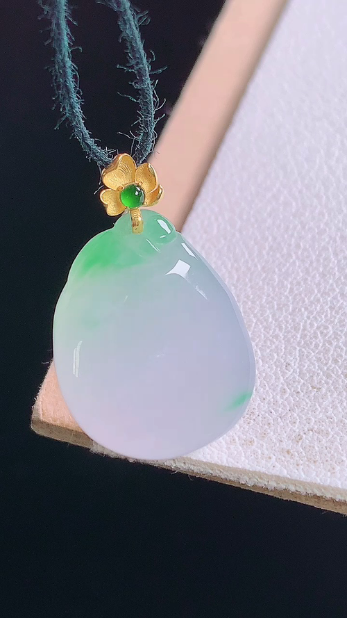 ️18K冰飘绿福瓜吊坠，无裂，尺寸:20.6-16.6-13.3-5.3mm