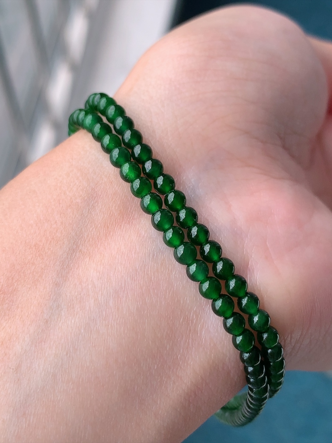 辣绿珠链 种老色阳，底子细腻，水润十足，佩戴精致优雅 货号09605，3.5-3.2