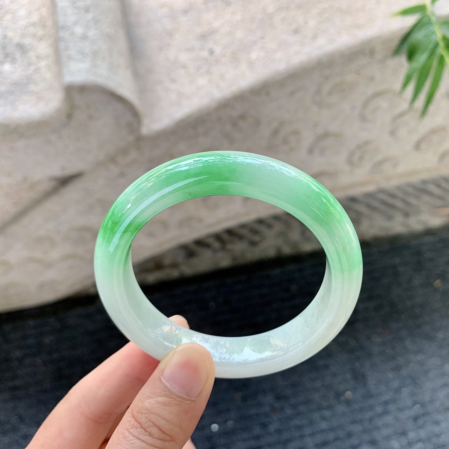 正圈54 55【圈口】55.5/12.4/9【编码】Q5060852【描述】飘阳绿，水润，种老，细腻，打灯有纹线