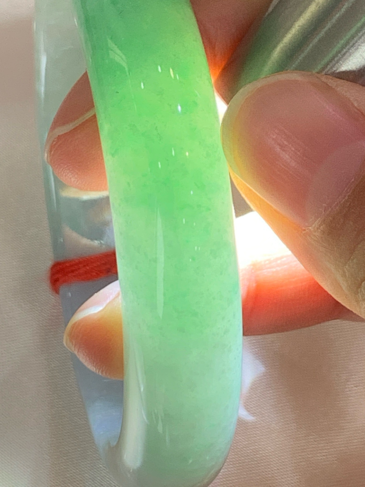 春彩正圈
54-12.2-7.8
0608-N934
打灯棉纹，一镯藏青色，紫柔翠轻扬，底子水润柔和，质感温润不挑肤。淡紫衬温婉，飘绿添灵气，不张扬的配色，自带温婉氛围感。