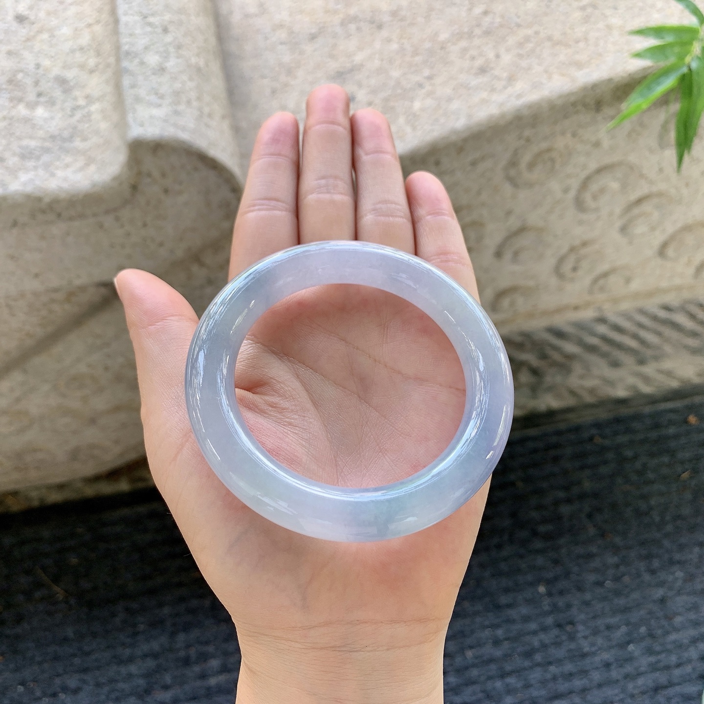圆条54 55【圈口】55.4/11/11【编码】BA111589【描述】，水润，种老，细腻，无裂