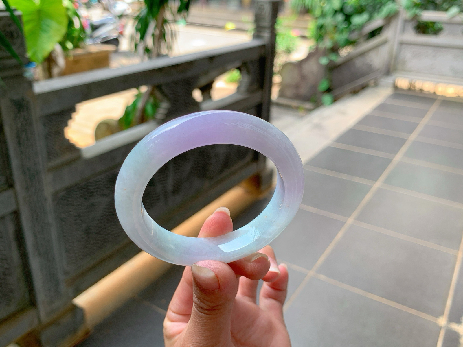 ｜55圈口
冰粉春，颜色粉粉的特别的仙女，交杂着一点青绿色，非常有青春洋溢的感觉，有点纹不影响佩戴，