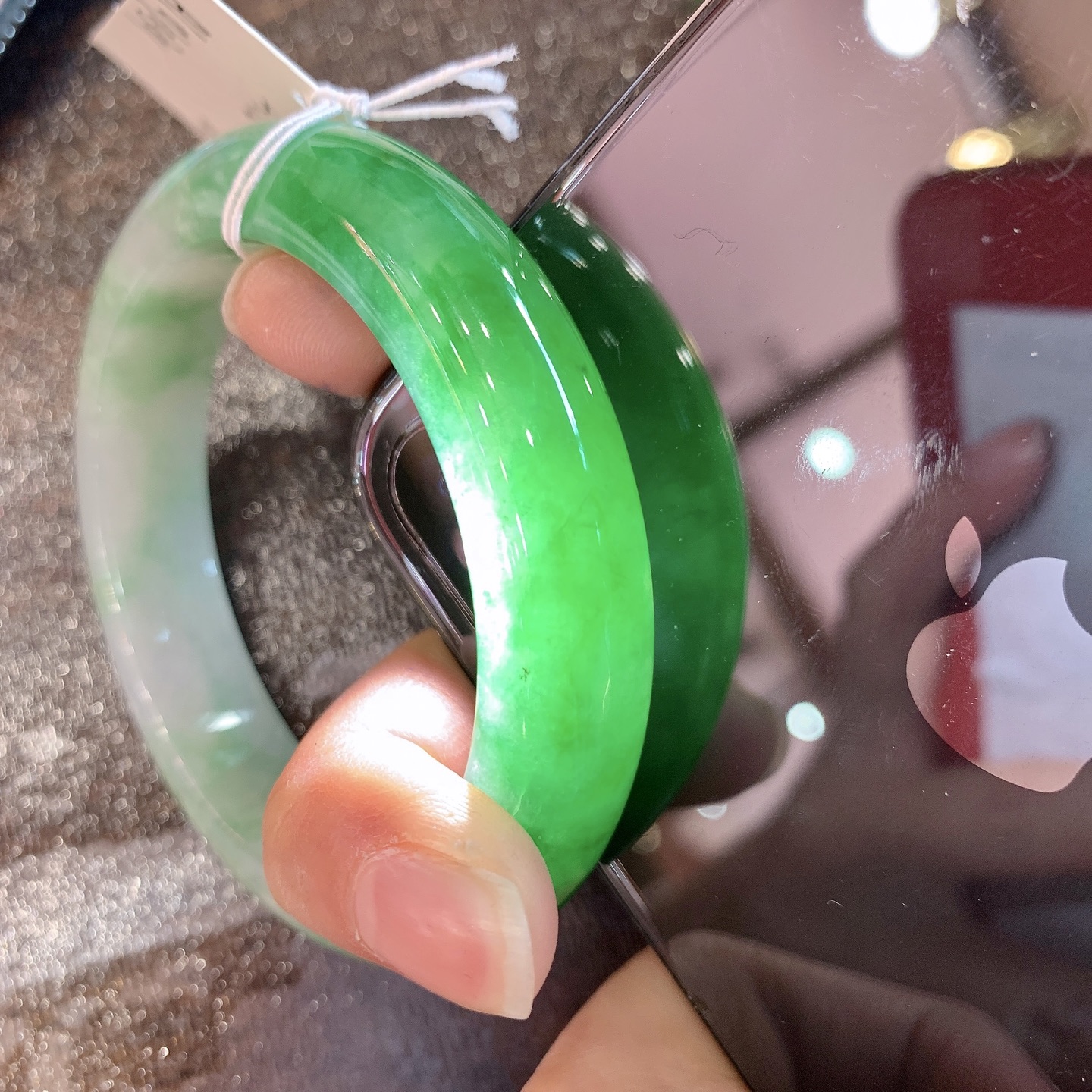 正圈53 54【圈口】53.1/12/9【编码】A1010301【描述】糯冰飘辣绿，水润，清透，种老，细腻，打灯有棉线